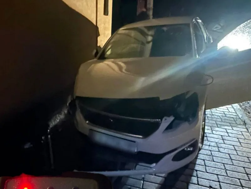 На Тернопільщині п’яний водій Peugeot врізався у фасад будівлі