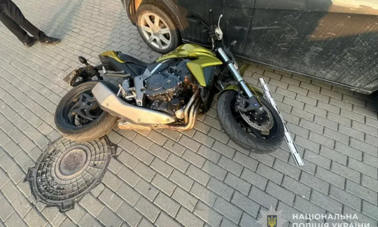 У Тернополі водій на мотоциклі влетів у припарковане авто "Сіат"