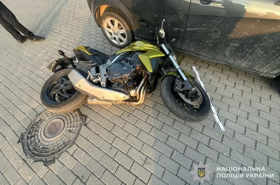 У Тернополі водій на мотоциклі влетів у припарковане авто 