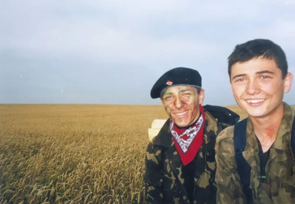 Мандрівка полями в Зарваницю двох юних пластунів – Віктора Гурняка та Віталія Дереха (справа), 2003 р.З архіву Олександри Дерех