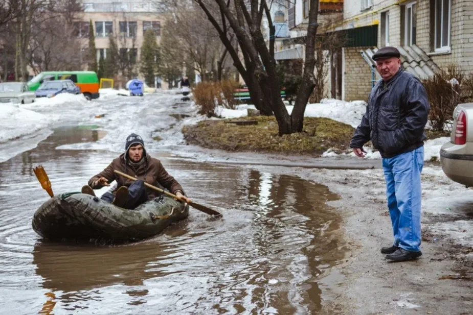 Репортаж з перших уст: Віталій Дерех на човні перевіряє глибину калюж в Тернополі після зливиФото надані УП. Життя