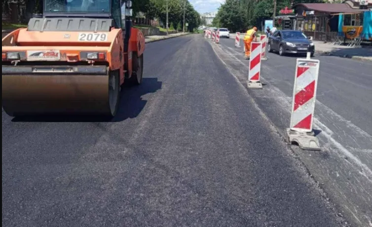 У Тернополі ремонтують дороги: на вулиці Поліській запровадили реверсний рух