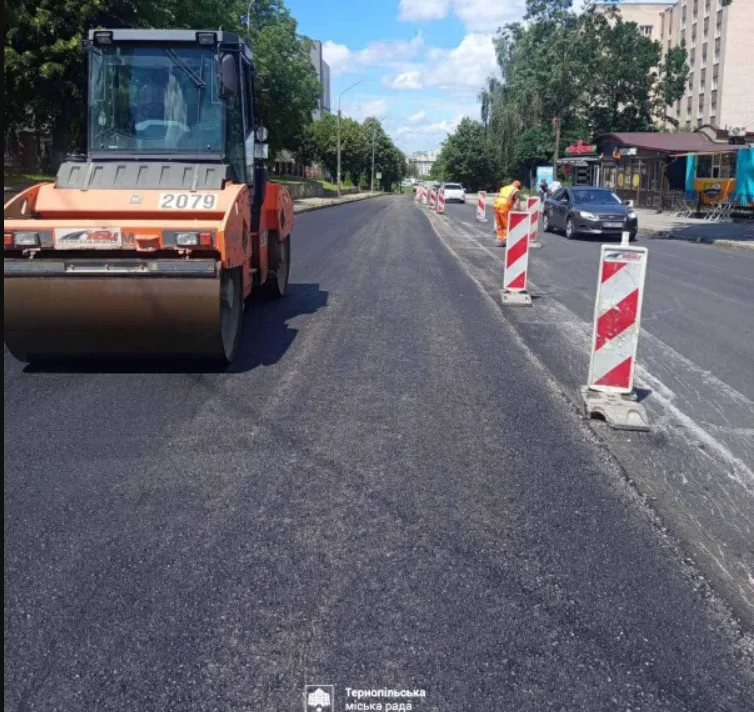 У Тернополі ремонтують дороги: на вулиці Поліській запровадили реверсний рух