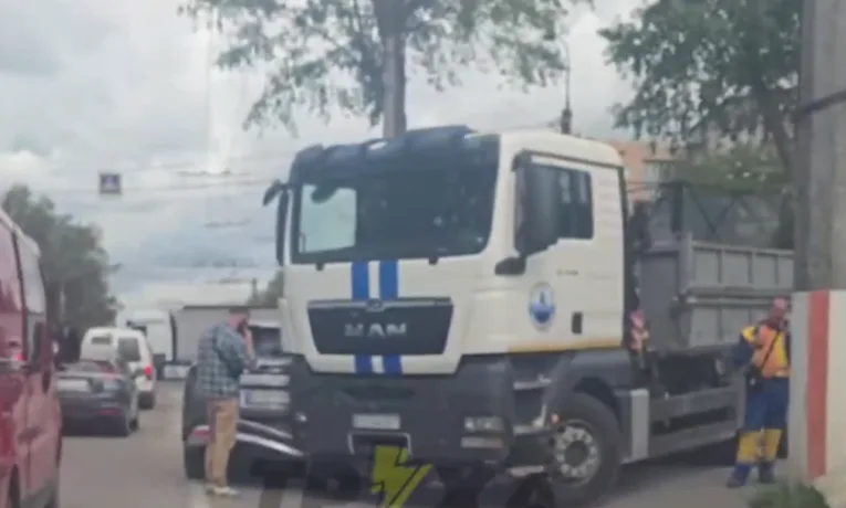 У Тернополі біля «Мандарину» зіткнулися вантажівка MAN та легковик BYD