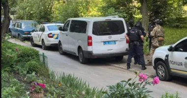 Постріли та забарикадований чоловік у квартирі утримує жінку: у Тернополі оточили будинок