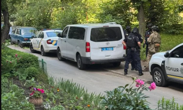 Постріли та забарикадований чоловік у квартирі утримує жінку: у Тернополі оточили будинок