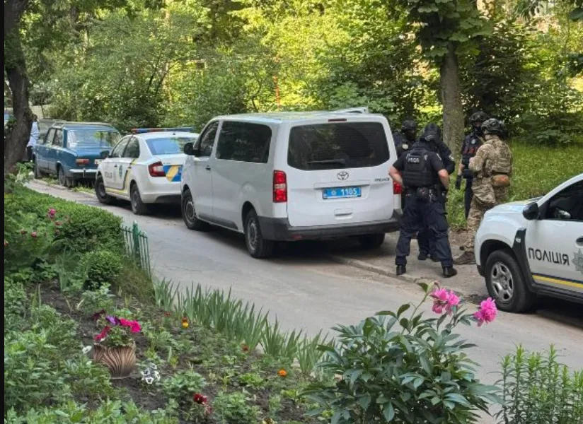 Постріли та забарикадований чоловік у квартирі утримує жінку: у Тернополі оточили будинок