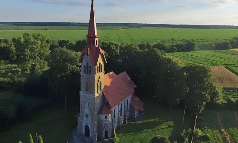 Село на Тернопільщині, яке називають "маленькою Британією": неоготичний костел і неймовірні краєвиди