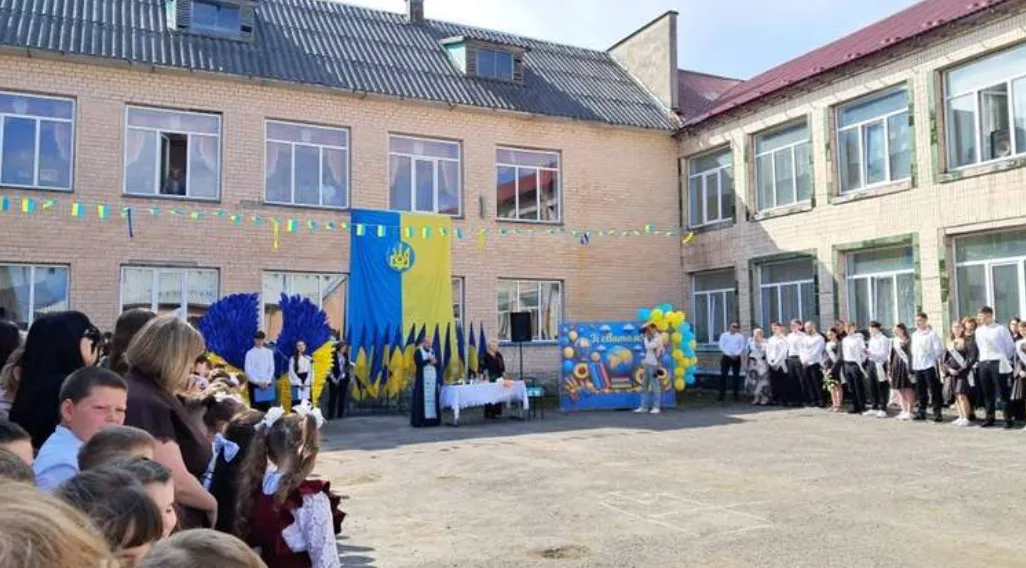 Батьки випускників у Копичинцях пояснили скандал навколо пісні на випускному
