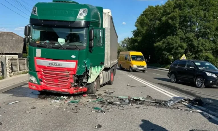 У ДТП із вантажівкою у Смиківцях постраждали діти