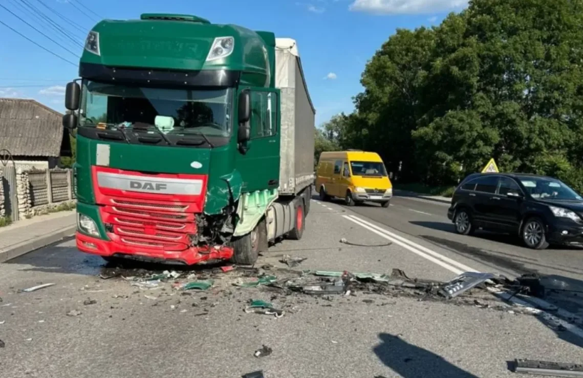 У ДТП із вантажівкою у Смиківцях постраждали діти
