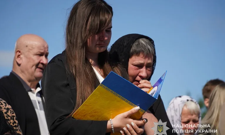 У Ланівцях освятили банер загиблого поліцейського Романа Грабарчука на Алеї пам’яті Героїв