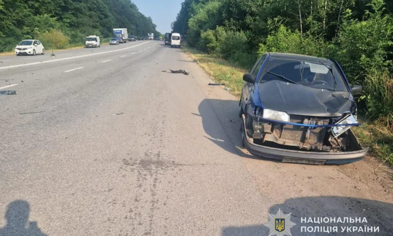 Audi вилетіла в кювет і перекинулася: на Тернопільщині зіткнулися три авто