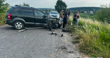 На Тернопільщині Opel виїхав на зустрічну смугу: постраждали троє людей