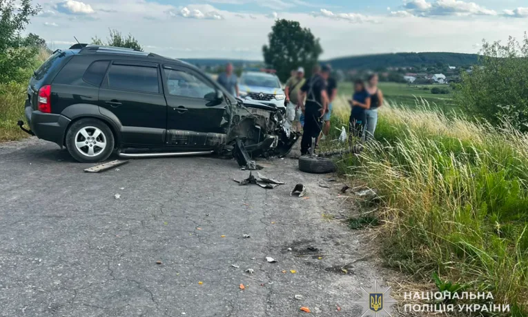 На Тернопільщині Opel виїхав на зустрічну смугу: постраждали троє людей