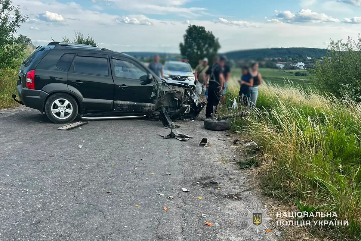 На Тернопільщині Opel виїхав на зустрічну смугу: постраждали троє людей