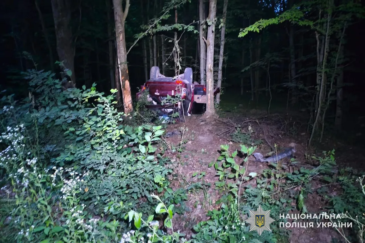 Range Rover вилетів у кювет на Чортківщині: підлітків госпіталізували, водій напідпитку