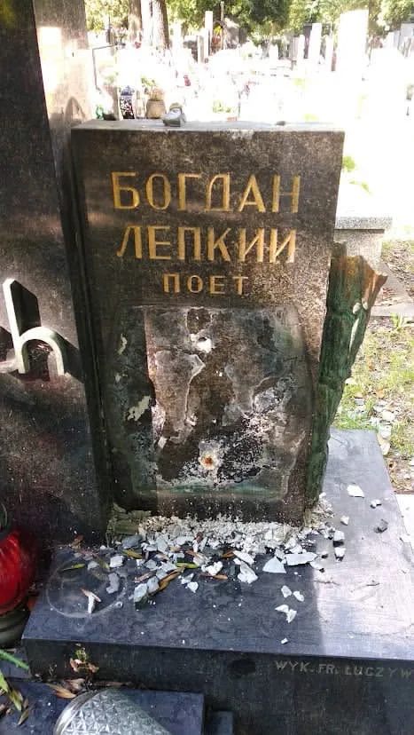 Вандали знищили у Кракові барельєф на могилі письменника з Тернопільщини Богдана Лепкого