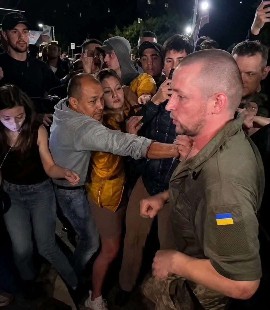 Бити військових