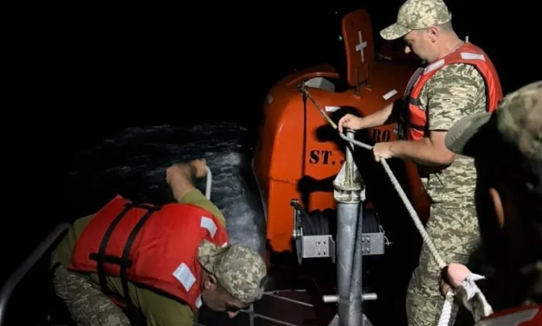 У Чорному морі врятували моряка з атакованого судна