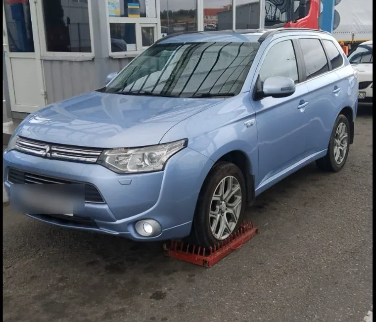 На кордоні затримали жительку Тернопільщини за кермом авто, викраденого у Великій Британії