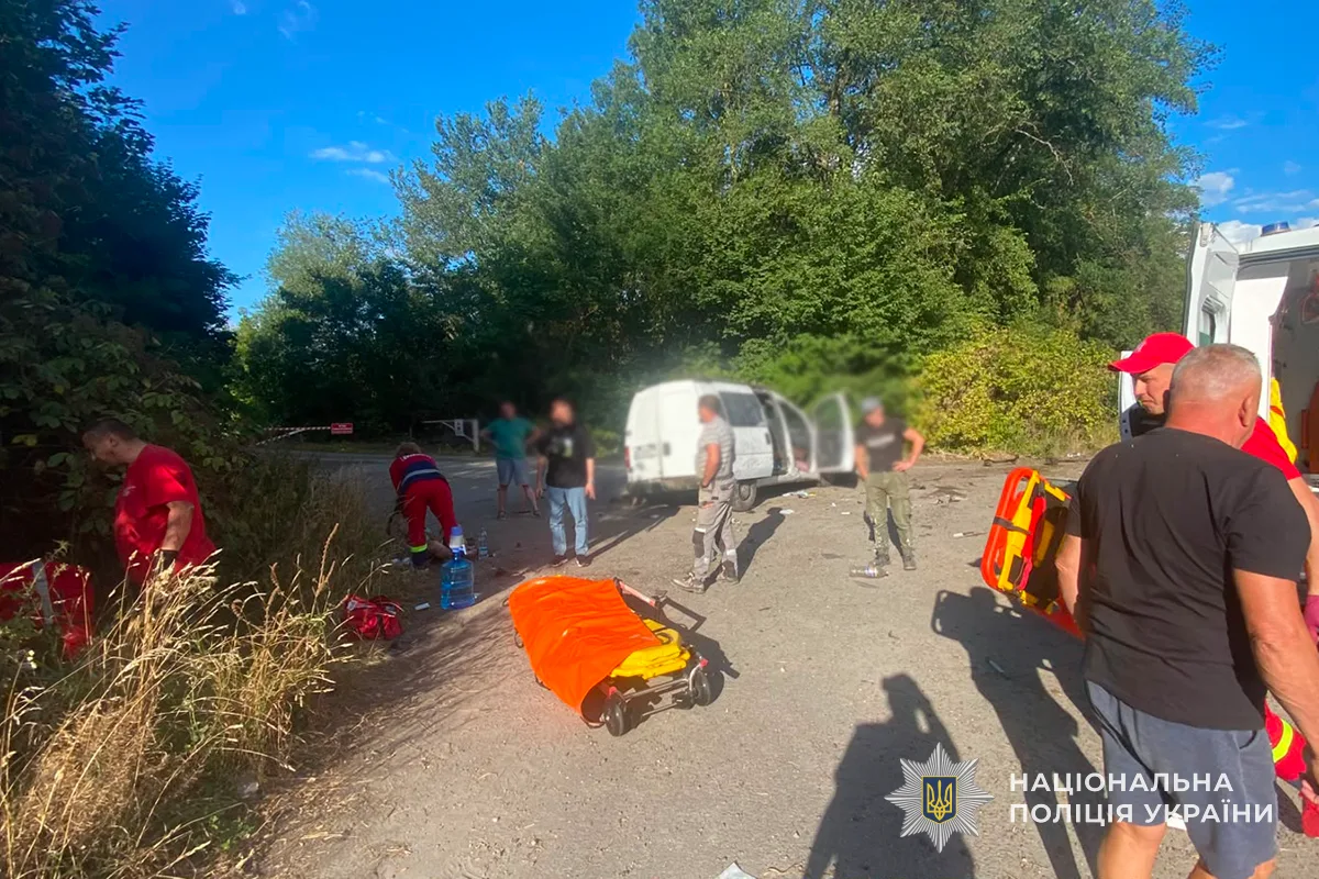 Смертельна ДТП біля Зборова: двоє загиблих, шестеро травмованих, серед них троє дітей