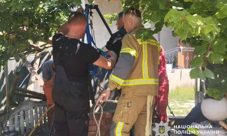 У Чорткові помер чоловік після падіння з дерева