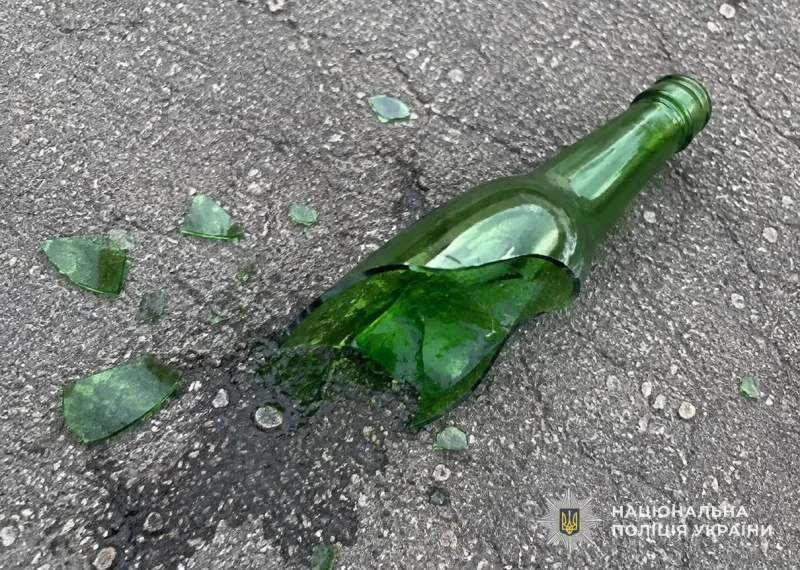 Не сподобалися мотоцикли: на Тернопільщині чоловік кинув пляшкою у підлітка
