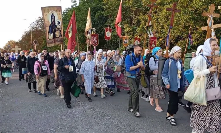 Хресна хода до Почаєва на Тернопільщині викликала обурення через символіку, яку використовують російські окупанти
