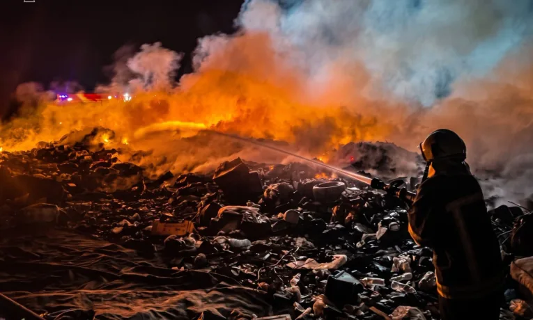 На Тернопільщині за добу горіли поля, сміття та два автомобілі: рятувальники ліквідували 7 пожеж