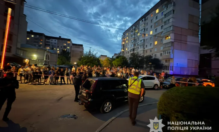 У Тернополі група людей напала на автомобіль ТЦК: поліцейські встановлюють учасників події (Офіційно)