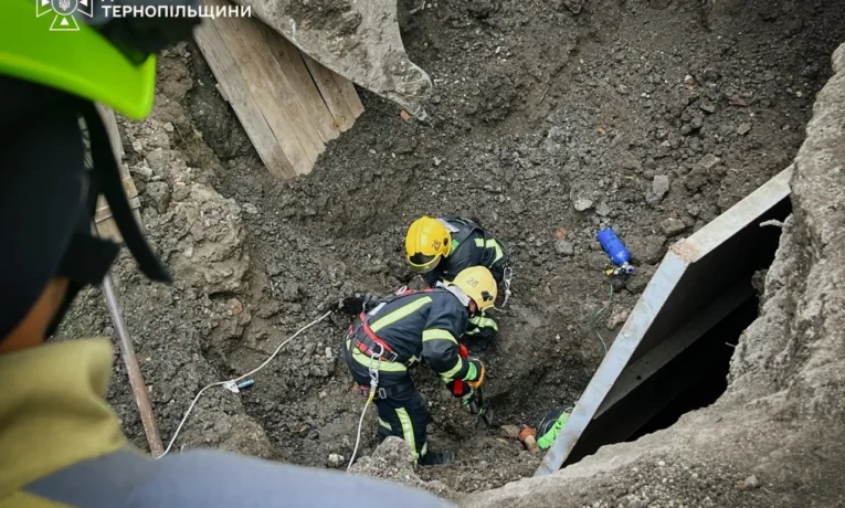 У Тернополі на вулиці Коновальця через обвал ґрунту загинули двоє чоловіків
