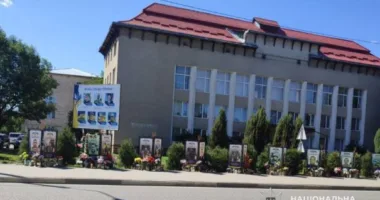 У Монастириськах на Тернопільщині школярки влаштували веселощі під російську музику біля Алеї Героїв
