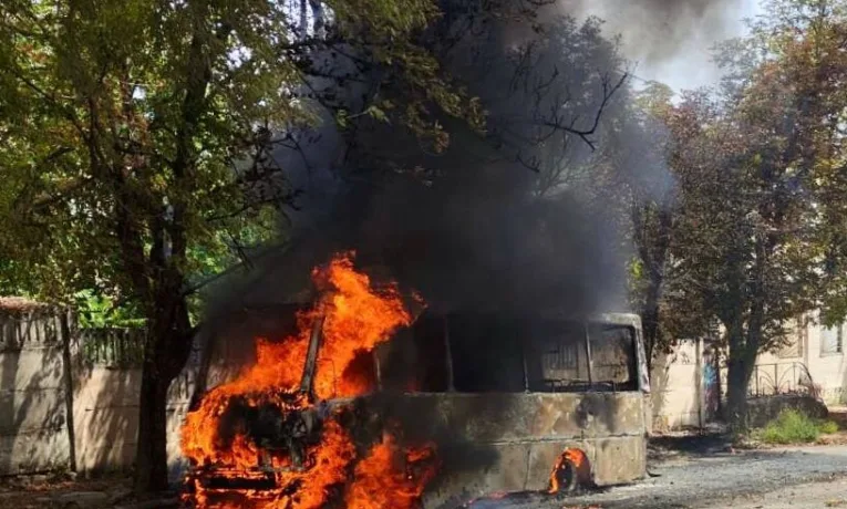 Російський обстріл Нікополя: загинув водій автобуса