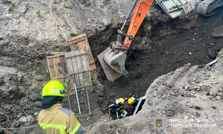 У Тернополі на вулиці Коновальця двох чоловіків засипало землею під час робіт