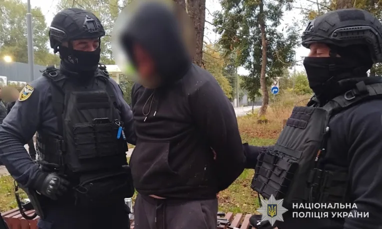 Не сподобалася музика: у Тернополі біля АЗС чоловік погрожував хлопцям пістолетом