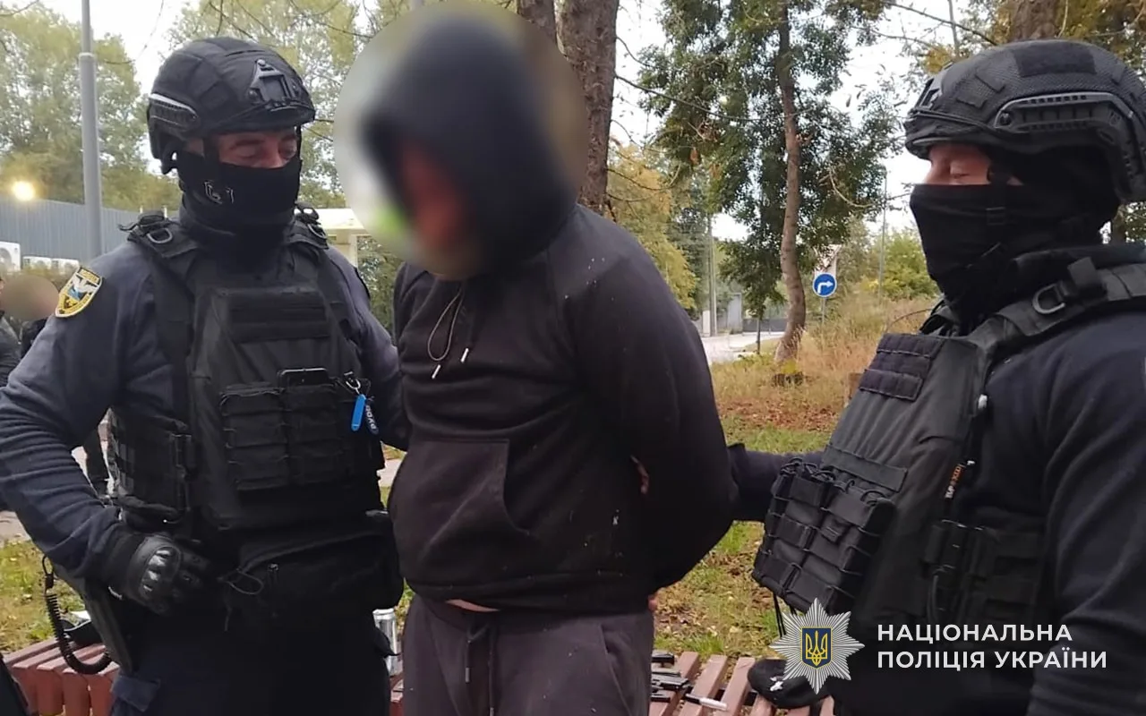 Не сподобалася музика: у Тернополі біля АЗС чоловік погрожував хлопцям пістолетом