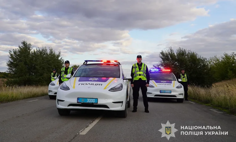 Поліція на Теслі