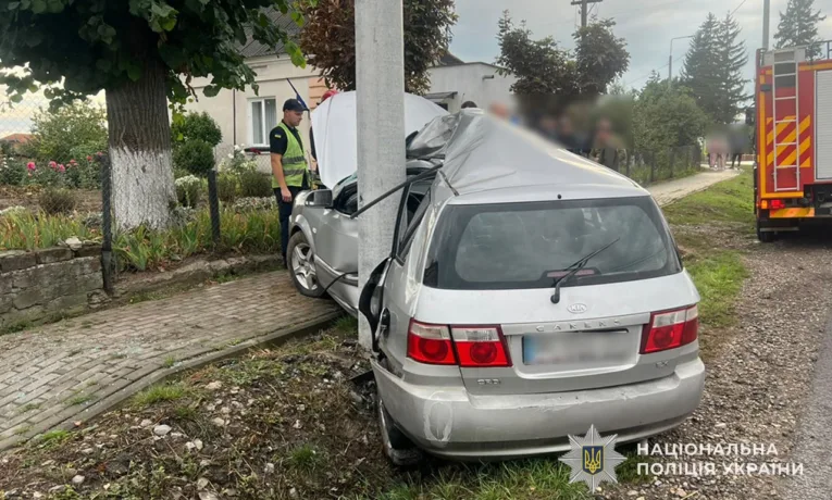 У Струсові водій KIA не впорався з керуванням і врізався у бетонний стовп