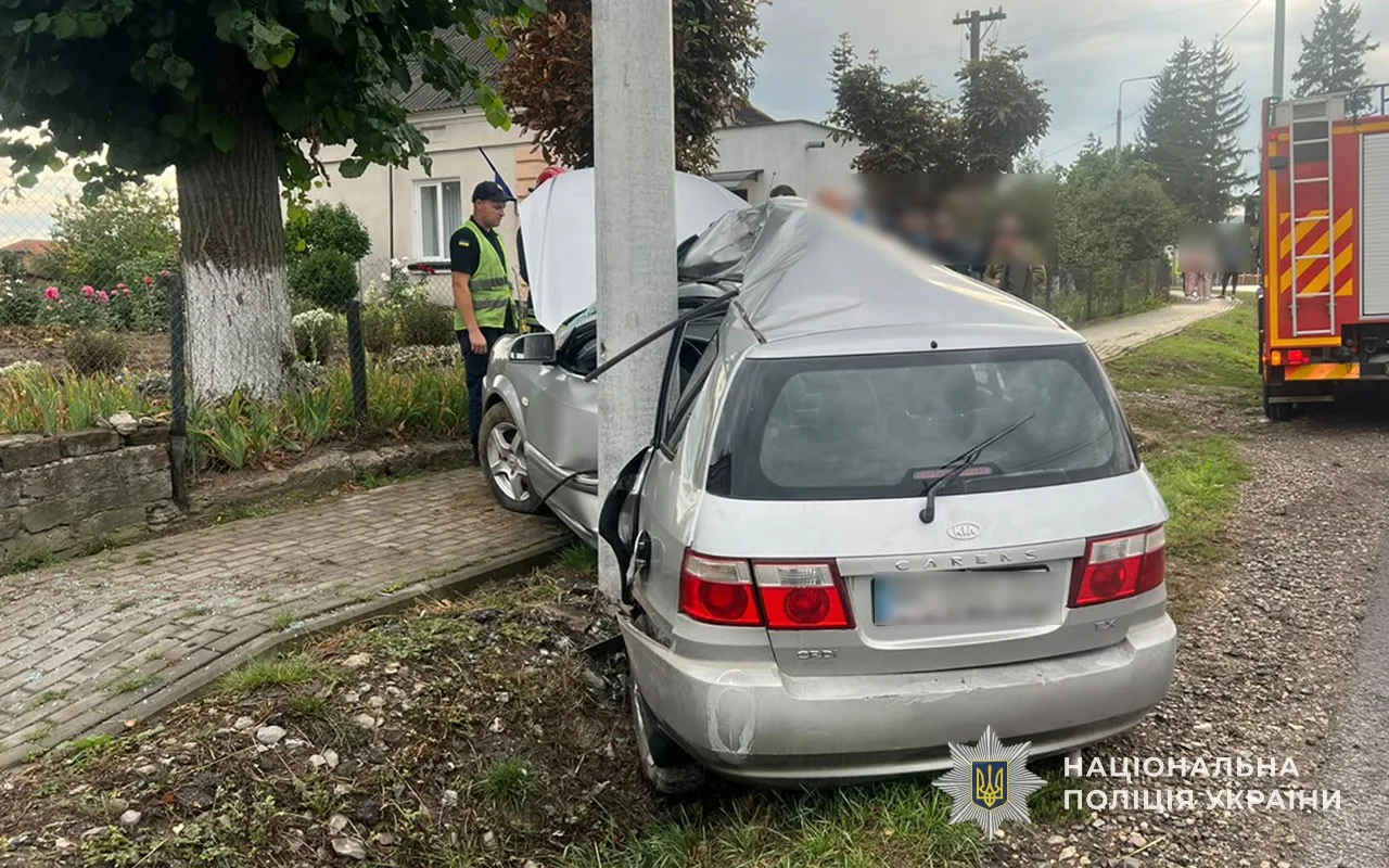 У Струсові водій KIA не впорався з керуванням і врізався у бетонний стовп
