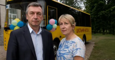 Дітей не беруть у шкільний автобус, бракує парт і підручників: на Тернопільщині батьки звинувачують владу у бездіяльності