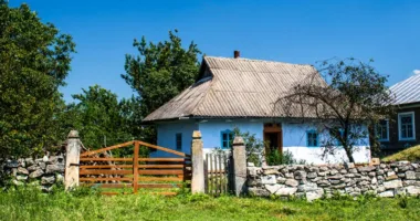 У Рудківцях над Дністром збереглася старовинна хата, яка могла б стати експонатом музею
