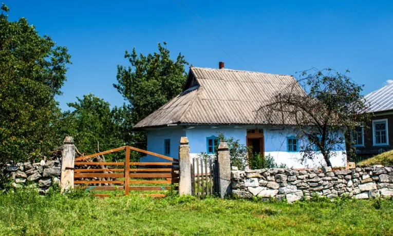 У Рудківцях над Дністром збереглася старовинна хата, яка могла б стати експонатом музею