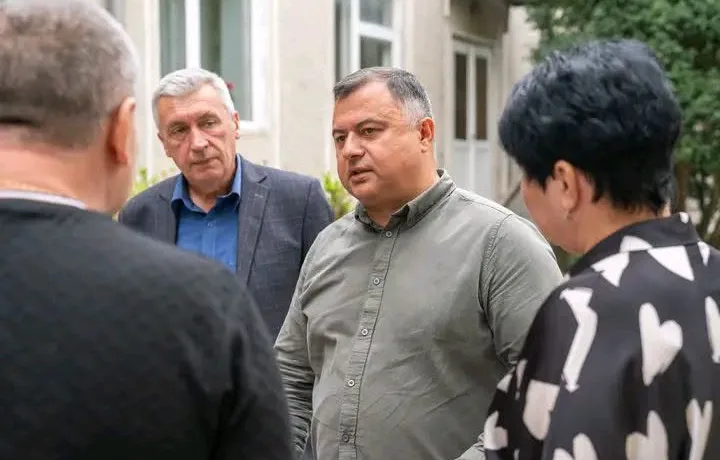 У Мельнице-Подільській громаді знову заговорили про проблеми лікарні та борги із зарплати