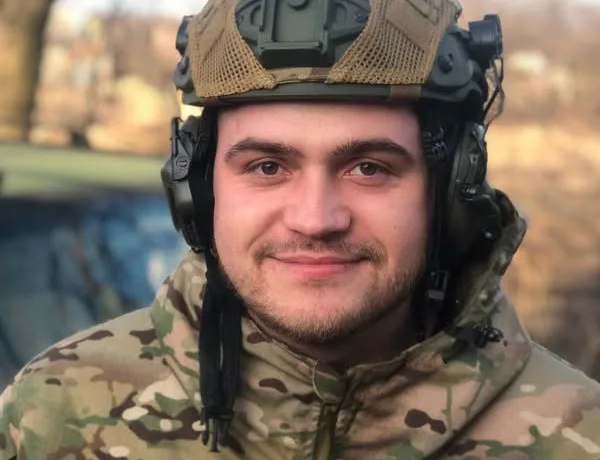 У тернопільській бригаді НГУ військовий барбер безкоштовно стриже побратимів