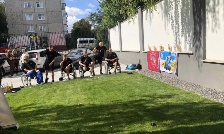 Тернопільський полк «Бойового братерства України» передав ветеранам у GARTA комплекти для гри в петанк