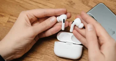 AirPods: що краще — кабель чи бездротова зарядка?
