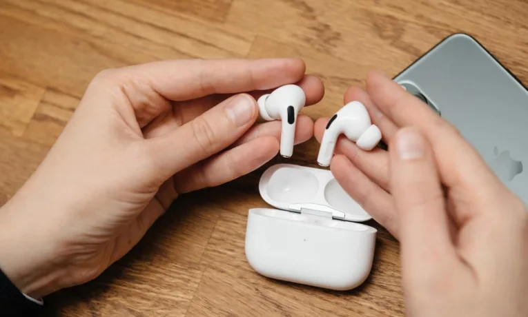 AirPods: що краще — кабель чи бездротова зарядка?