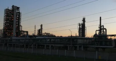 Атака дронів зупинила роботу нафтозаводу в Ярославлі