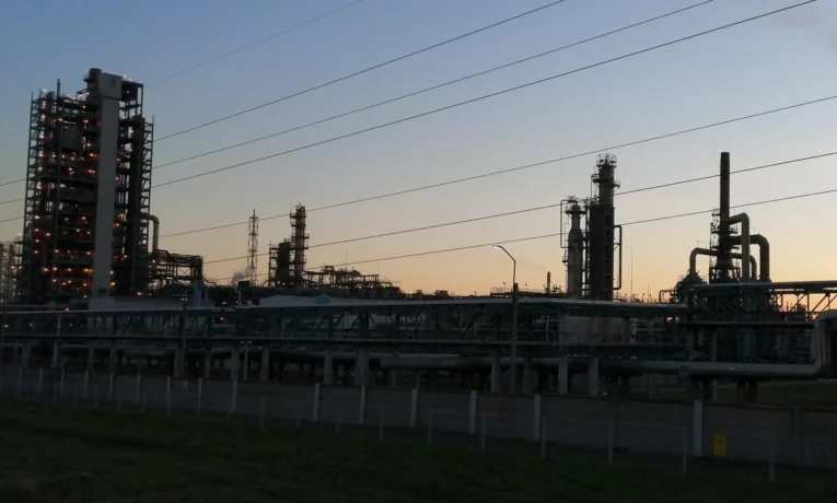 Атака дронів зупинила роботу нафтозаводу в Ярославлі